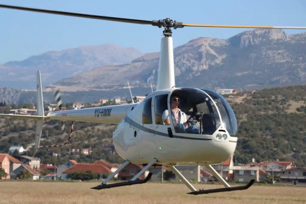 Fotografije pilota prve helikopterske jedinice MUP-a KS prilikom uspješnog poletanja i sticanja PPL licence