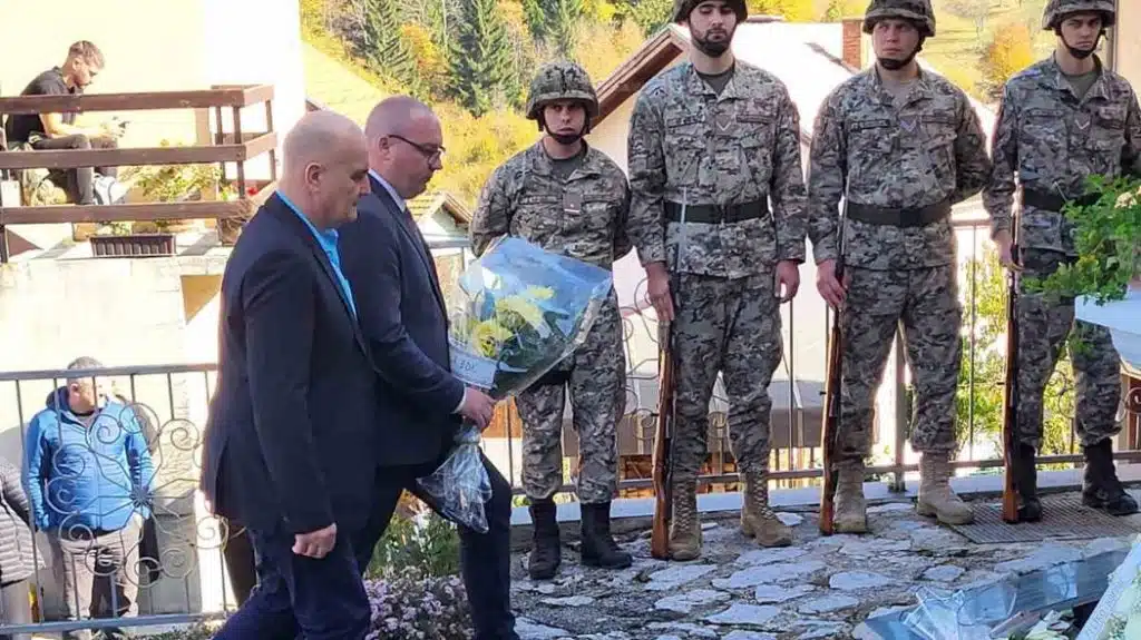 Ministar Sirovica ispred Vlade ZDK odaje počast žrtvama zločina u Stupnom Dolu kod Vareša