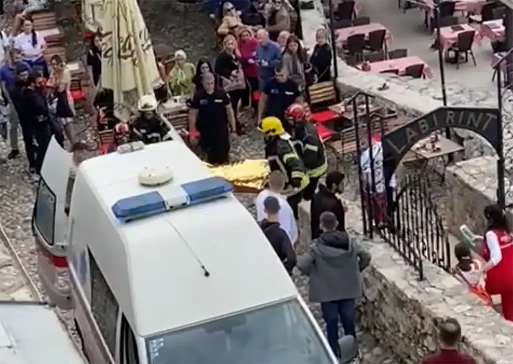 Mostar: Preminuo turist iz Srbije koji je pao sa zidića u Starom gradu