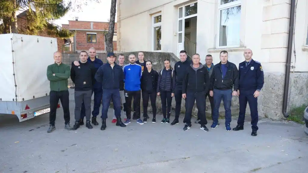 Policajci iz Busovače započeli jutros akciju čišćenja u Fojnici.