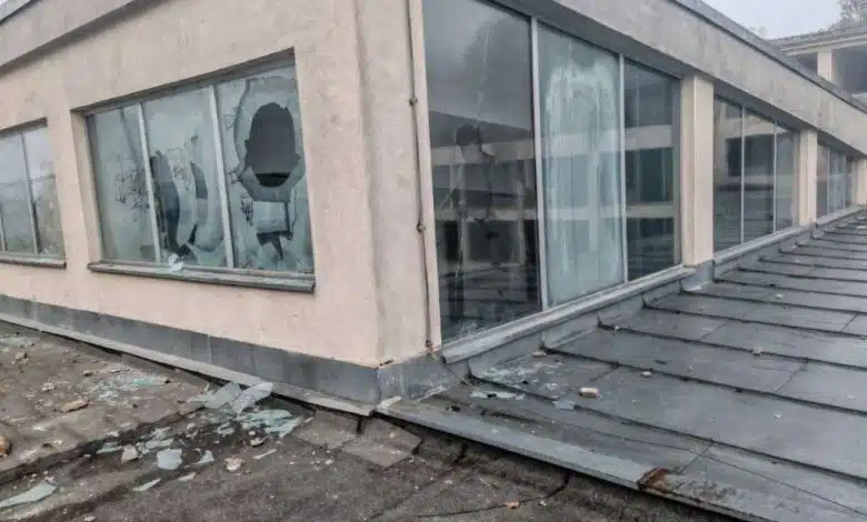 Razbijena stakla ciglama i kamenjem na Odjelu Klinike za fizijatriju na Ilidži
