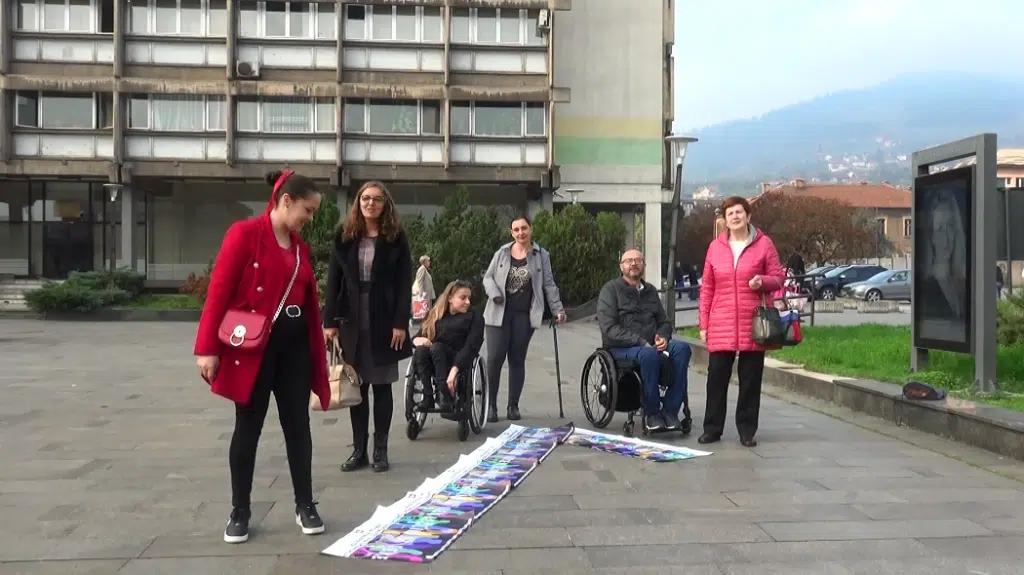Simbolički performans Zeničkih OSI za završetak kampanje “Ne želimo biti sjenke”