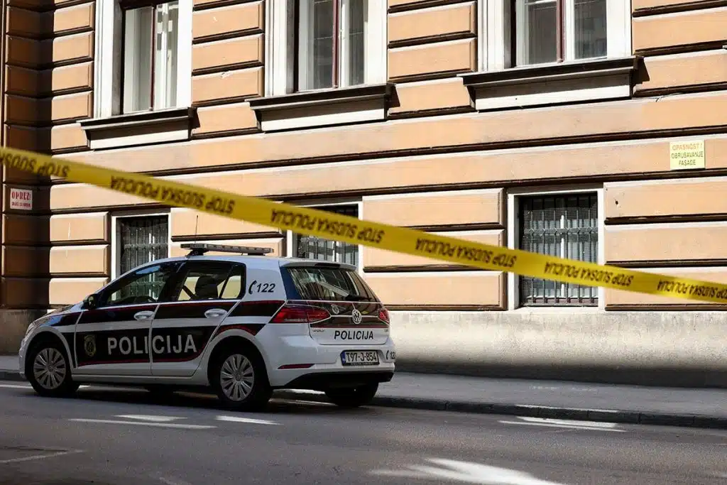 Uhićena tri maloljetnika zbog dojava o bombama u srednjim školama