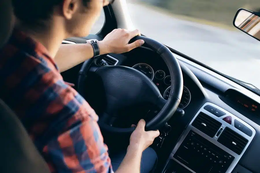 KO NE POŠTUJE, BIĆE KAŽNJEN U Hrvatskoj od danas morate voziti sa upaljenim svjetlima tokom dana
