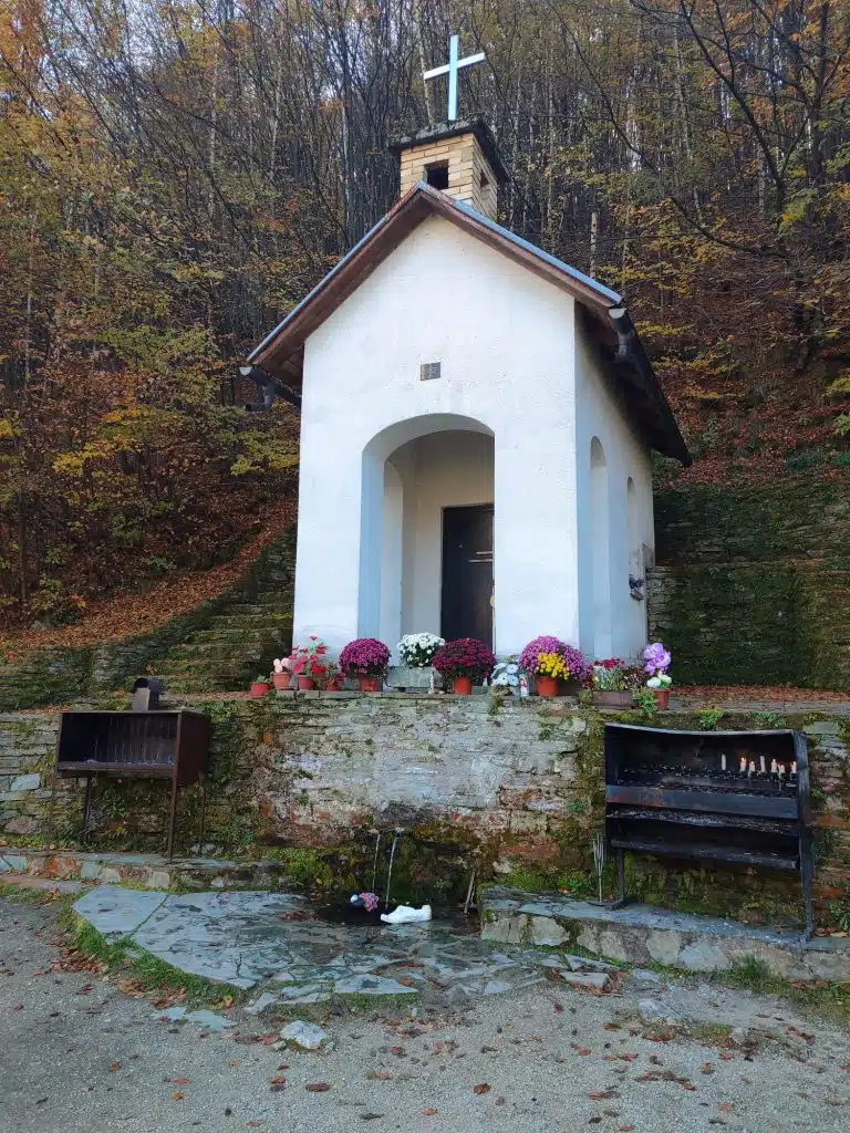 VANDALIZAM: Nepoznate osobe oštetile spomenik na svetištu “Gospino vrelo” kod Travnika