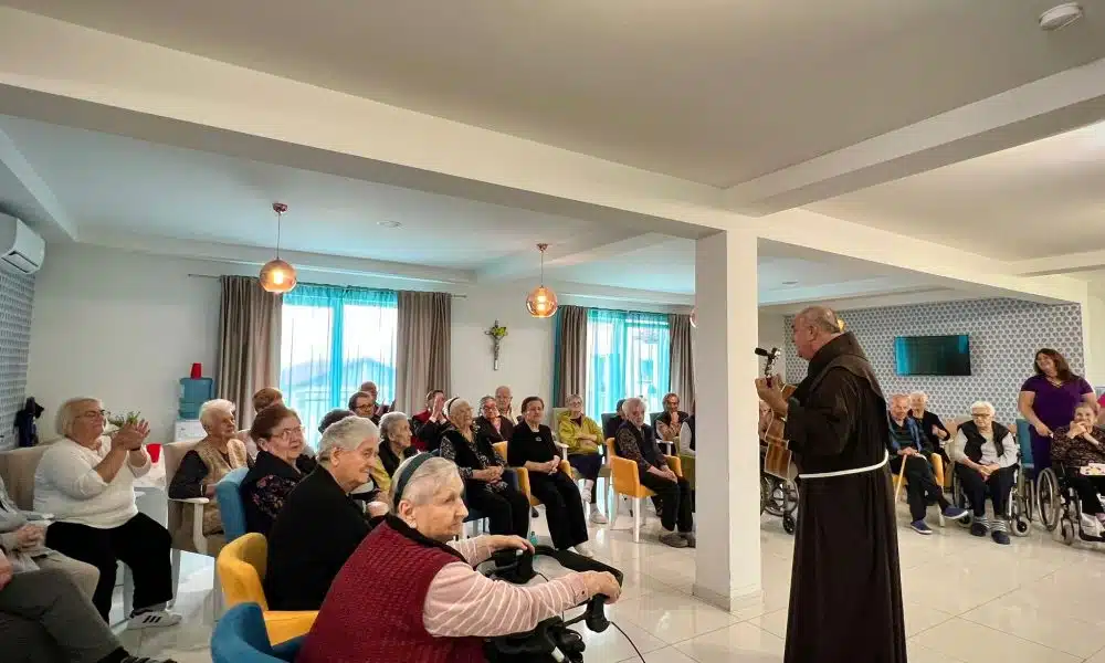 Svečenik Fra Mirko Majdandžić zasvirao i zapjevao sa korisnicima staračkog doma na Brnjacima