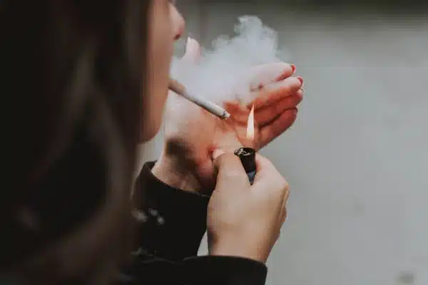 PASIVNO PUŠENJE JE OPASNIJE Nepušači u većem riziku od duvanskog dima
