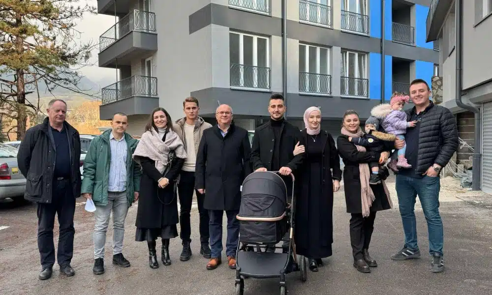 Kenan Dautović uručio ključeve stanova za četiri mlade porodice u Travniku