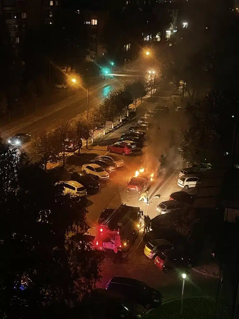 Automobil izgorio na Grbavici: Namjerni požar ili samozapaljenje?