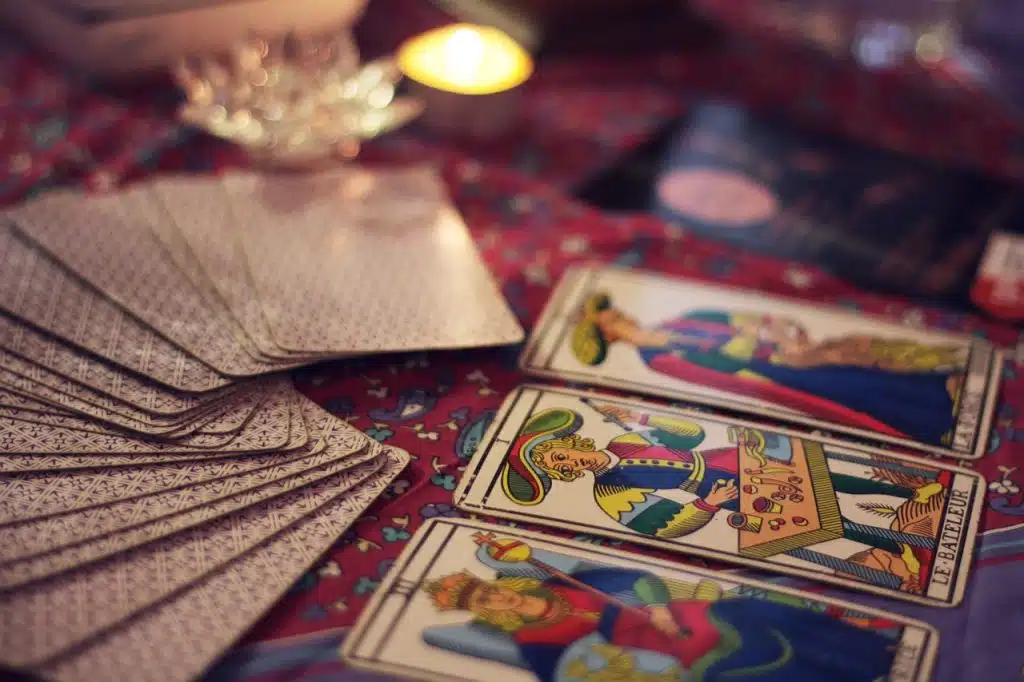 DECEMBARSKI HOROSKOP PREMA CIGANSKIM KARTAMA Nekome pare, nekome romansa