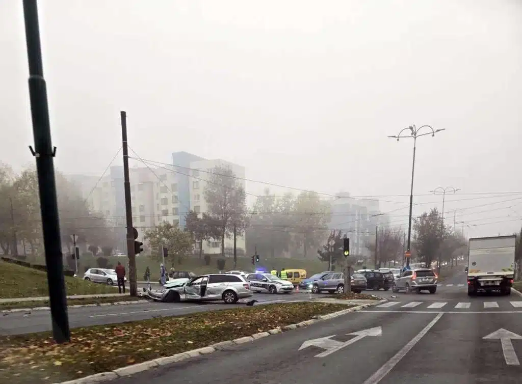 (FOTO) Sudar kod džamije Kralj Fahd, povrijeđene su dvije osobe: Dijelovi vozila rasuti po cesti
