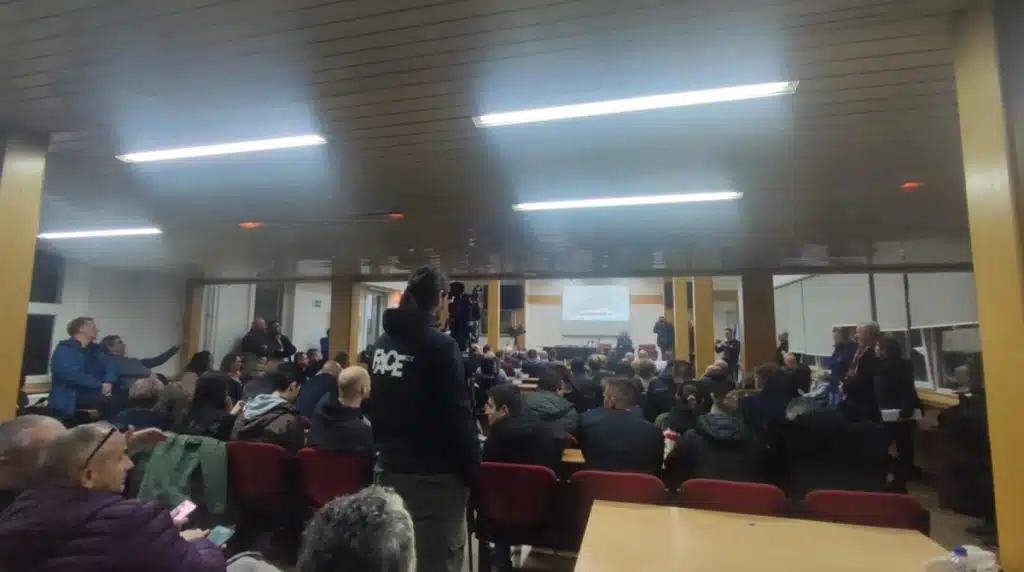 Građani na trosatnoj raspravi o gradnji u Sarajevu poručili da će “izaći i pred bagere”, oglasila se i Benjamina Karić nakon prozivki