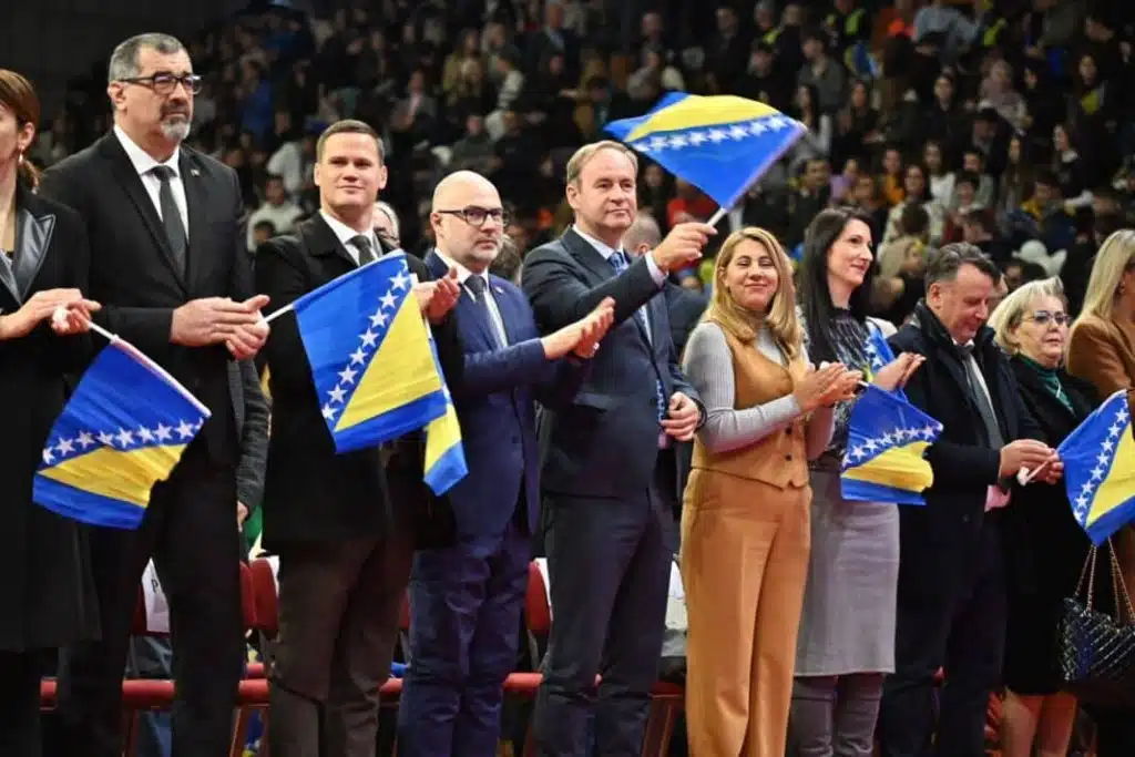 Održana manifestacija „Mojoj domovini“ u Tuzli, više hiljada učenika čestitalo Dan državnosti Bosne i Hercegovine