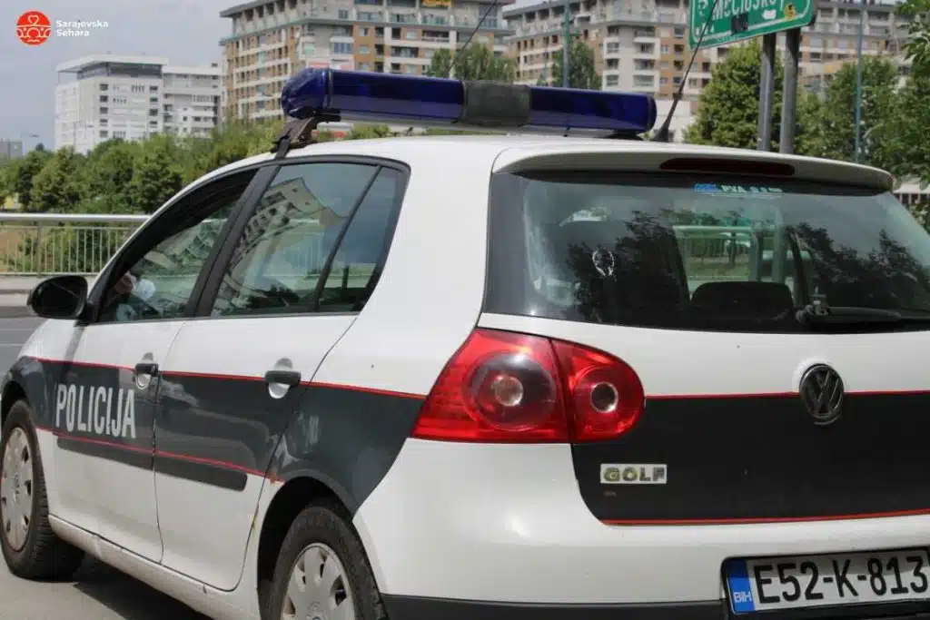Određen pritvor 18-godišnjaku osumnjičenom da je osam puta lažno dojavio bombe u školama u KS