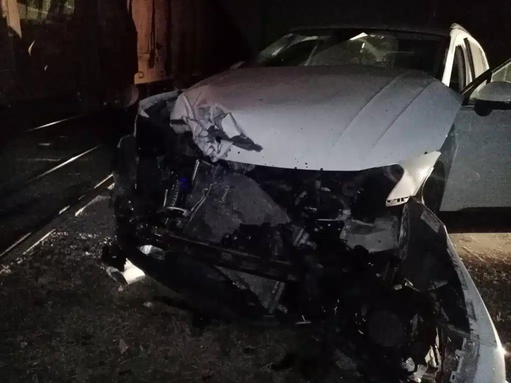 Oslobođenje – Auto je podletio pod teretni voz, sada su objavljene fotografije sa mjesta nesreće