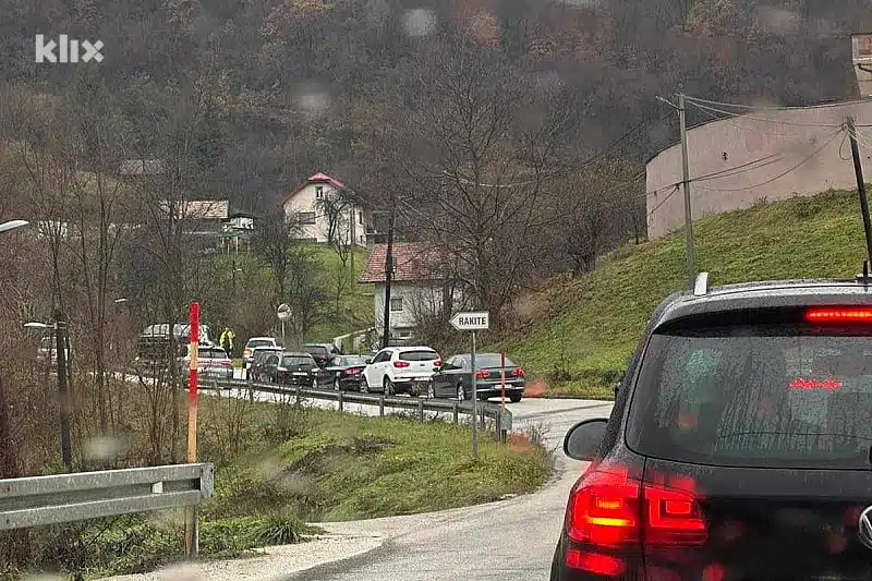 Pet osoba povrijeđeno u sudaru dva vozila na putu prema Vitezu