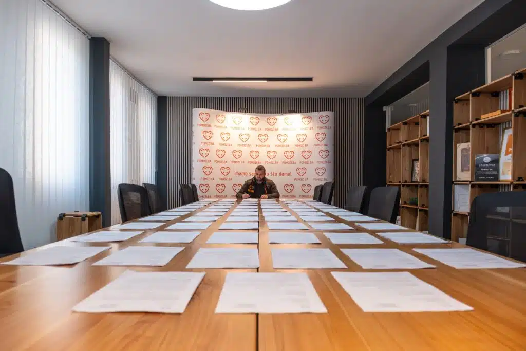 Pomozi.ba organizacija uplatila više od milion maraka porodicama pogođenim poplavama u našoj zemlji