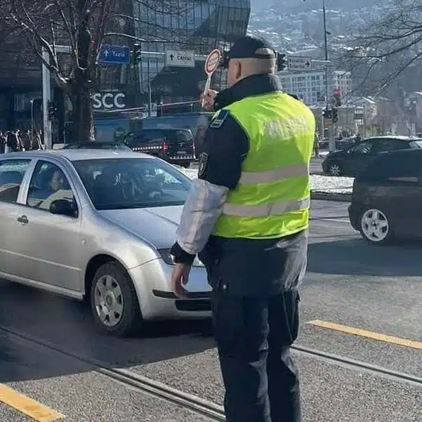 Sarajevski policajci nastavili “lov”: Vozač Mercedesa nema vozačku dozvolu, ali ima skoro 25.000 neplaćenih kazni