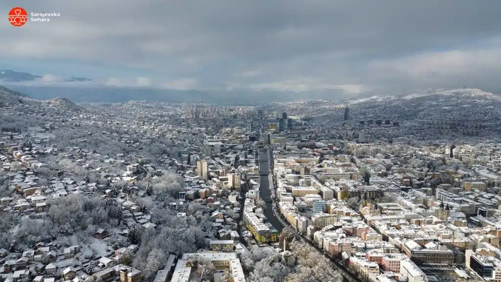 Video/ Kako izgleda Sarajevo pokriveno prvim ovosezonskim snijegom