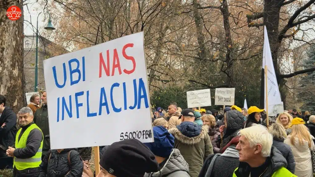 Video/ Stotine radnika protestovalo pred Vladom KS, traže isplatu jednokratne pomoći i povećanje plata