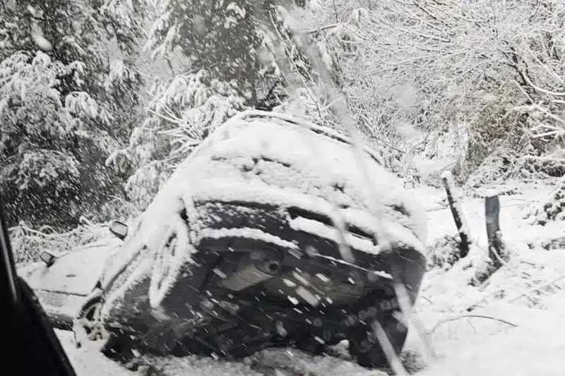 Haos na tuzlanskim cestama: Automobili u kanalima, na magistralama popriječeni kamioni