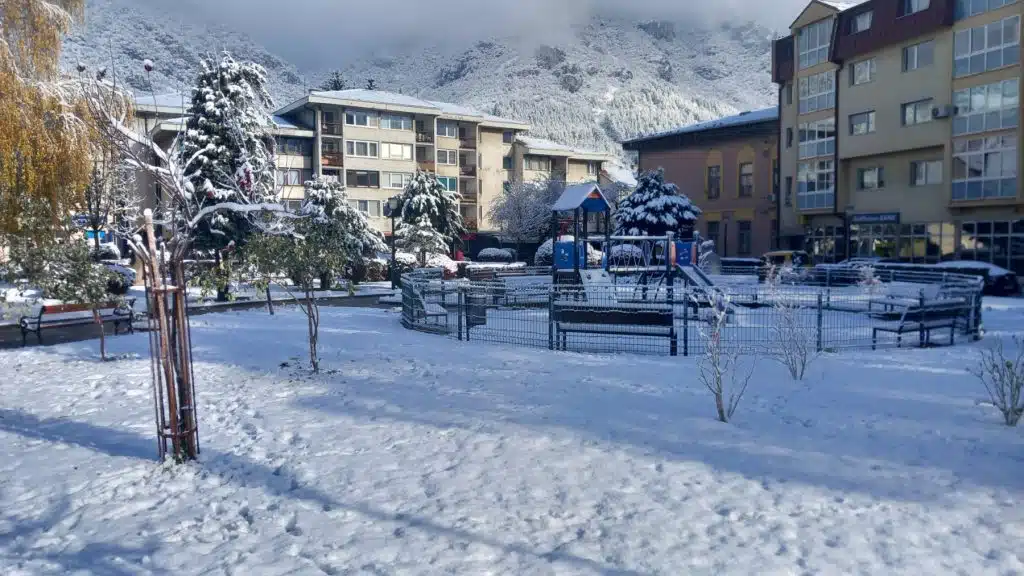 Snijeg prekrio ulice i parkove Travnika, oprez pri kretanju (FOTO)