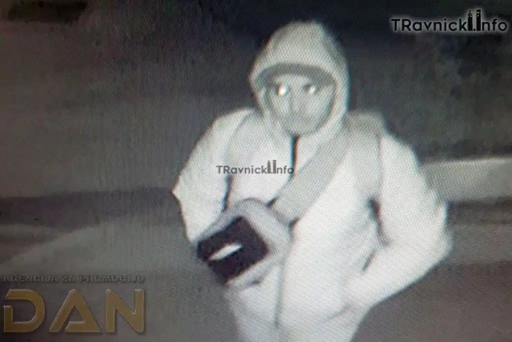 Serija provala u tri travničke džamije, ako prepoznajete ovu osobu odmah javite policiji