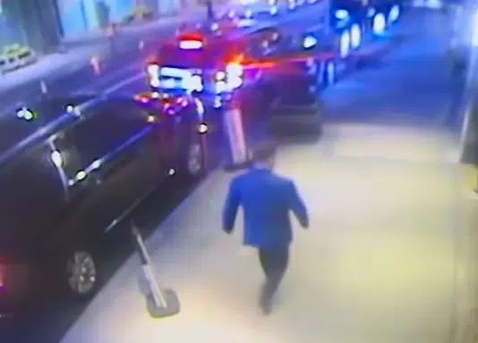 (UZNEMIRUJUĆI VIDEO) PUCAO MU U LEĐA! Objavljen šokantan snimak ubistva direktora velike kompanije