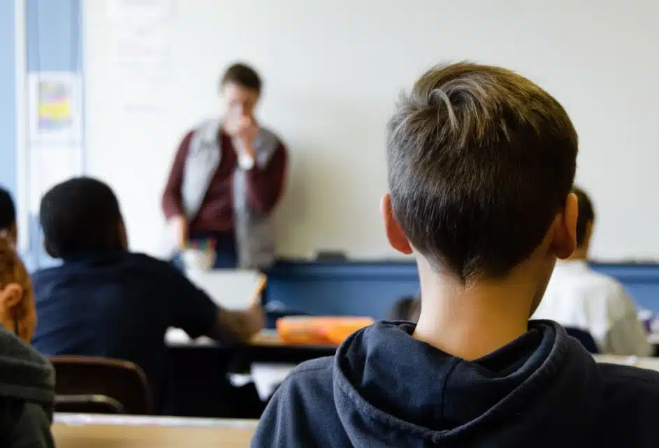 ŠKOLE ŠIROM SRPSKE U PROBLEMU Zbog deficita stručnog kadra nastavu djeci drže studenti