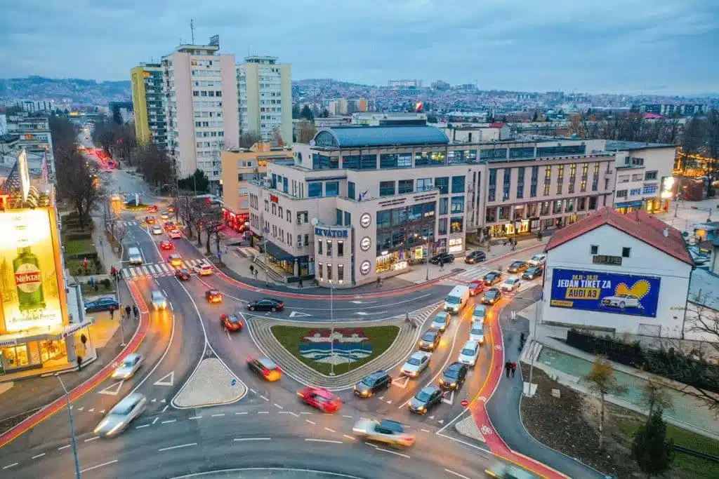 SAOBRAĆAJNA (NE)KULTURA U SRPSKOJ Stručnjak objasnio u čemu vozači, ali i pješaci, najviše griješe: Jednu stvari pri kočenju svi radimo pogrešno!