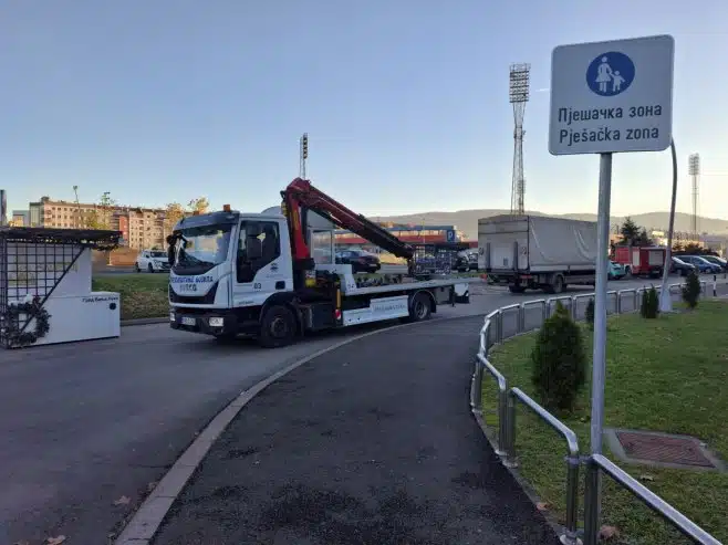 PJEŠAČKA ZONA OD PONEDJELJKA Postavljene kućice kod javnog parkinga na Trgu Republike