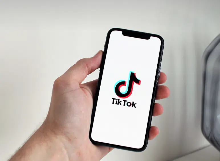OVO JE RAZLOG! Američki influenseri zabrinuti zbog TikTok-a