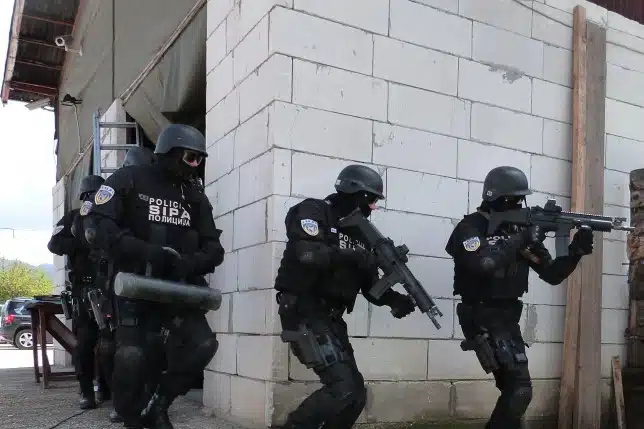 AKCIJA SIPA U BIHAĆU Pretresi na tri lokacije, uhapšene četiti osobe