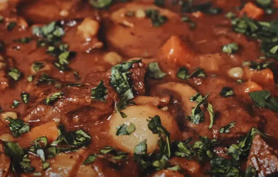 RECEPT ZA NAJBOLJI GULAŠ Mnogi kažu da je ukusniji i od mađarskog