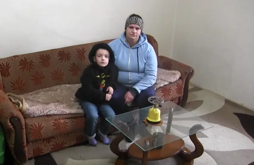 (VIDEO) „DIJETE SE UGRIJALO I ZASPALO OD SREĆE“ Emotivna priča o majci i sinu koji su se grijali pomoću plinske boce: Život im se promijenio preko noći!