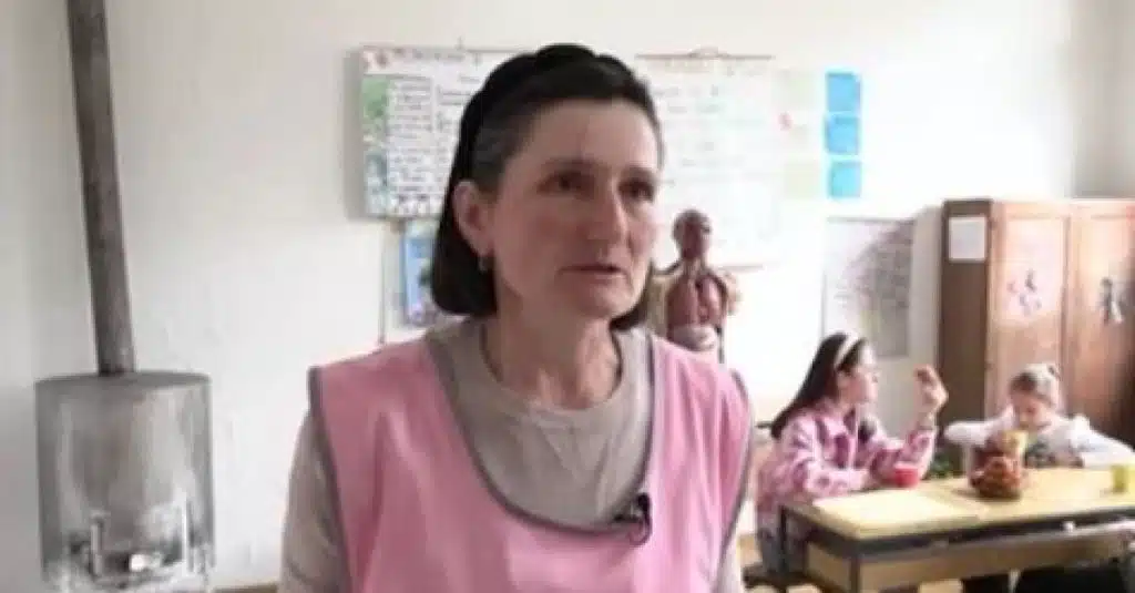 (FOTO) „NE NOSI PLAŠT I NE UMIJE DA LETI, ALI PRAVI NAJBOLJE UŠTIPKE NA SVIJETU“ Čistačica koja je osvojila srca svih učenika: Ona je naš heroj!