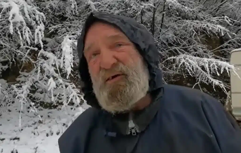 (VIDEO) ŽARKO VEĆ 12 GODINA ŽIVI U PEĆINI Zeničanin zimi ne loži vatru, a umjesto čarapa noge umota u najlon i papir od brašna