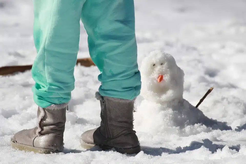 OBIČAJI I VJEROVANJA Evo zašto se za Svetog Nikolu pokloni za stavljaju baš u dječiju čizmicu