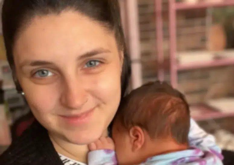 (FOTO) „PORODILI SU ME SA SLOMLJENOM KIČMOM“ Babice su joj govorile da je sve u redu, poslije 2 mjeseca dobila strašnu dijagnozu