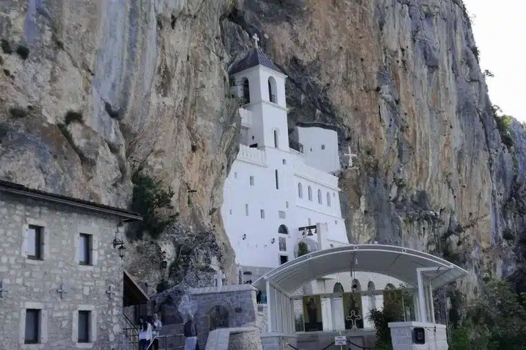 ZA TAJ GRIJEH PLATIO GLAVOM U KOTORU! Šokantna priča o Danilu koji je silovao popadiju na Ostrogu i danas se prepričava