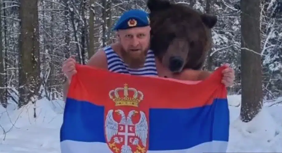 „ŽIVELA SRBIJA! BRAĆA ZAUVIJEK!“ Rus u japankama na -20 u zagrljaju medvjeda kliče i maše našom zastavom, pravoslavci u transu
