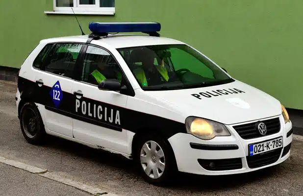 MUŠKARAC IZ ŠIROKOG BRIJEGA PSOVAO I PRIJETIO KOME GOD JE STIGAO! Napao prijatelja koji mu je čestitao Novu godinu, policiju dočekao s noževima!