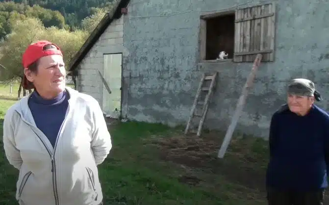 SESTRE SOFA I JOKA ŽIVE KAO DVA VUKA SAMOTNJAKA POD KUPRESOM Psuju, piju i rade bolje nego ijedno muško, a nikada se nisu udavale