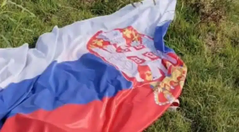 (VIDEO) MALI ČIN ŠALJE VELIKU PORUKU! Hrvat naišao na bačenu i zgužvanu zastavu Srbije: Ono što je učinio pokrenulo lavinu komentara