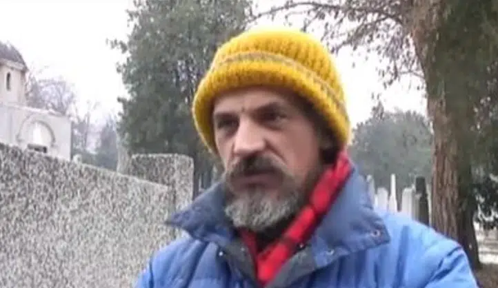 (VIDEO) „KOSTI MI NE SMETAJU, ALI ŽIVI SE POVREMENO BUNE ŠTO SAM TU“ Tužna priča beskućnika iz Niša: Utočište mu je bila mračna porodična grobnica