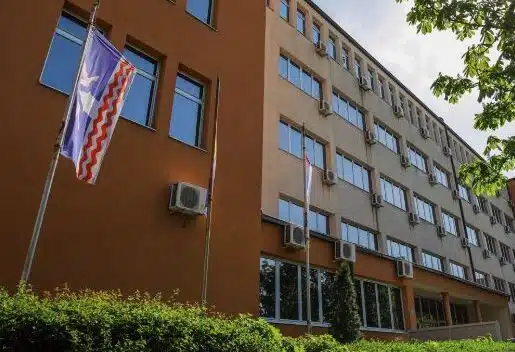 ZAVRŠIO U BOLNICI Zbog saobraćaja policajca brutalno pretukli pred djetetom