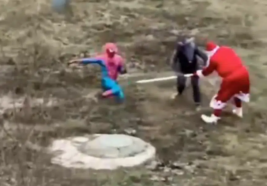 (VIDEO) TUČA USRED BIJELA DANA Potukli se Djeda Mraz, Spajdermen i učitelj Splinter, mreže se usijale od neobične scene