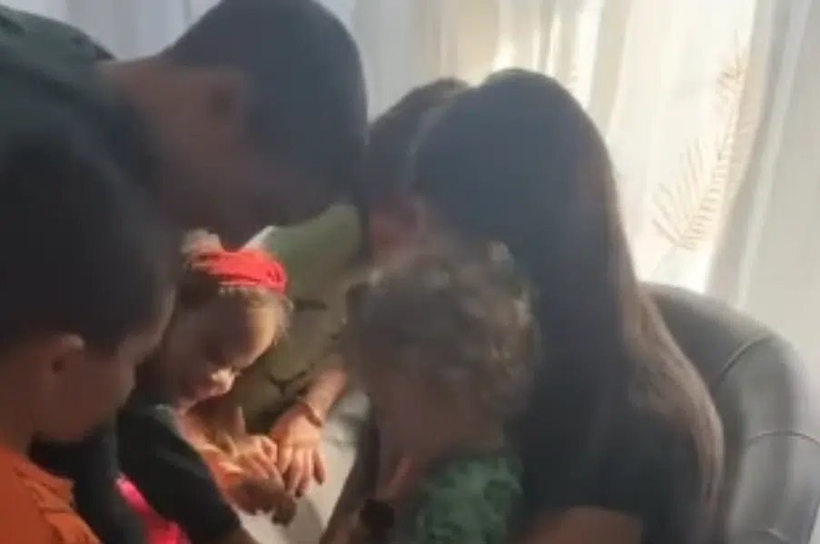 (VIDEO) „MI POŠTUJEMO TRADICIJU I OBIČAJE“ Majka 7 djece pokazala dirljiv prizor iz porodičnog doma