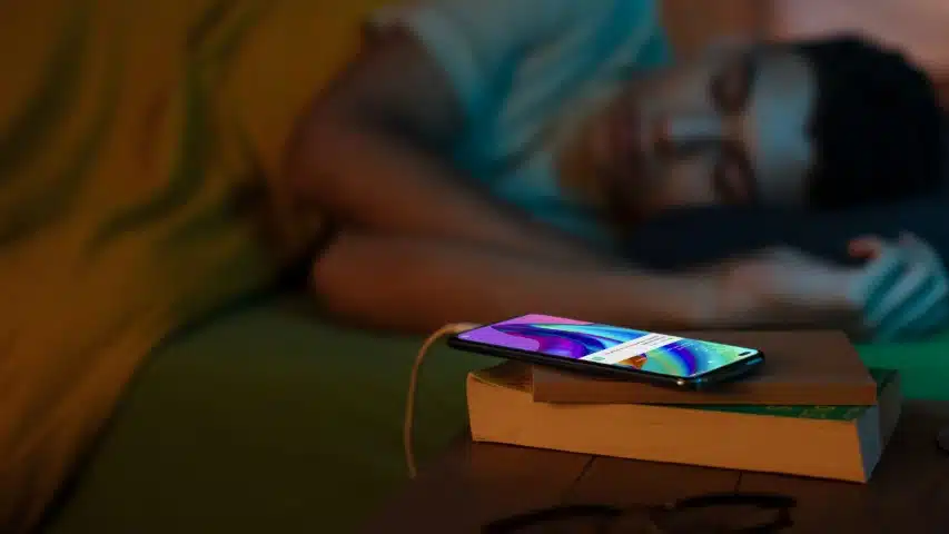Ako spavate sa mobitelom pored glave, prestanite jer je opasno