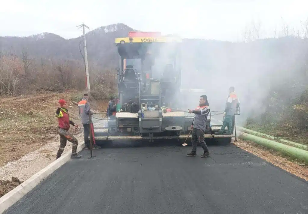 U toku radovi na saniranju puteva na više lokacija u Tuzli(FOTO)
